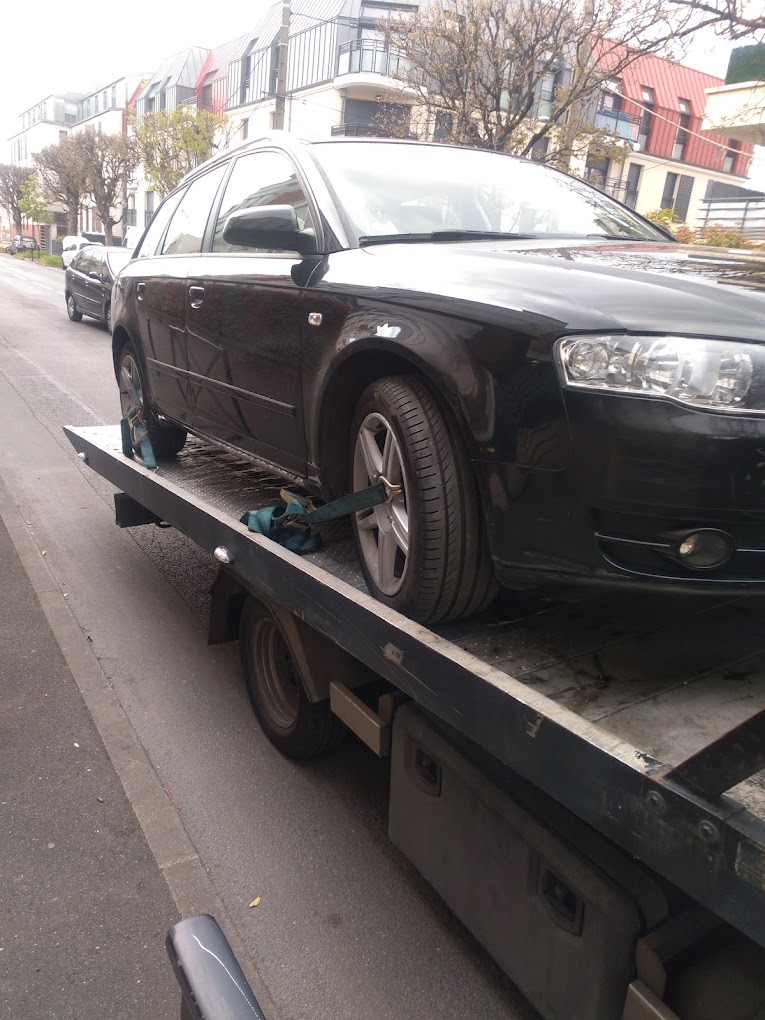 Voiture noire en panne